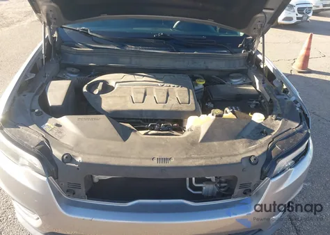 2019 Jeep Cherokee Latitude Plus 4X4 from USA, damaged, VIN 1C4PJMLX2KD346994